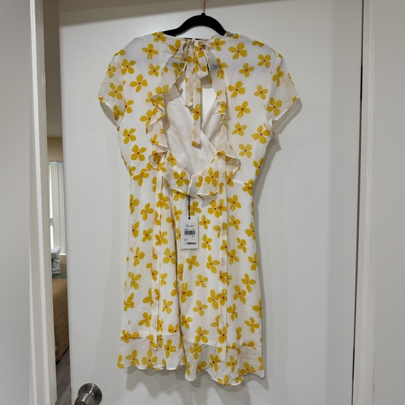 NWT Bardot Revolve Daisy Short Sleeve Mini Dress Size Medium White Yellow - Picture 2 of 8